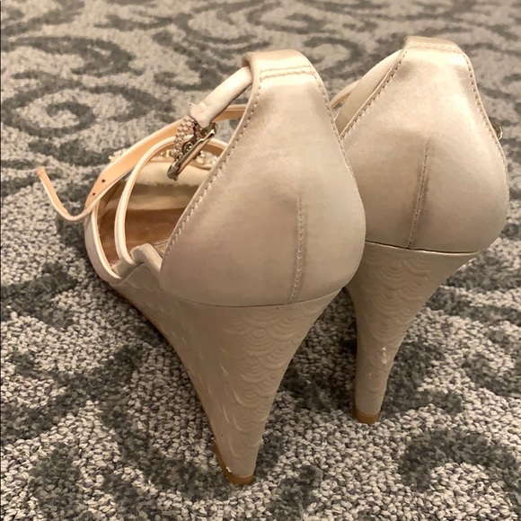 Gorgeous Badgley Mischka Cream Satin Wedge - Picture 6 of 8